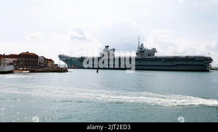 Portsmouth, Regno Unito. Agosto 27th 2022. Portaerei HMS Prince of Wales visto lasciare il porto. Credit: Joe Kuis / Alamy Reportage Foto Stock