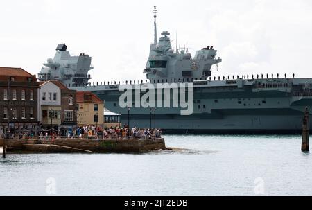 Portsmouth, Regno Unito. Agosto 27th 2022. Portaerei HMS Prince of Wales visto lasciare il porto. Credit: Joe Kuis / Alamy Reportage Foto Stock