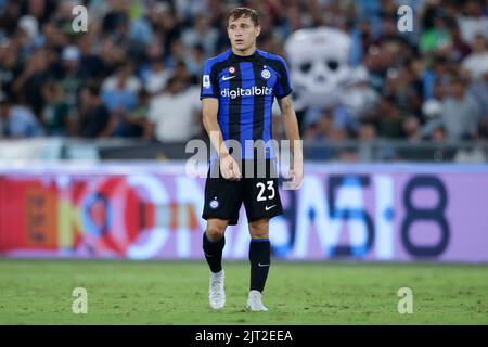 Il centrocampista italiano di Inter Nicolo Barella guarda durante la Serie Una partita di calcio tra SS Lazio e Inter. Il Lazio ha vinto il 3-1 Foto Stock