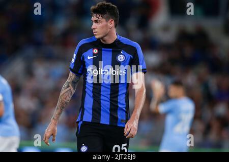 Il difensore italiano di Inter Alessandro Bastoni guarda durante la Serie Una partita di calcio tra SS Lazio e Inter. Il Lazio ha vinto il 3-1 Foto Stock