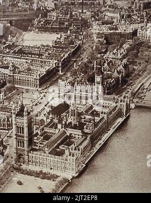 OLD LONDON - Una foto aerea molto antica delle Case del Parlamento, e del Big ben Westminster, Londra Foto Stock