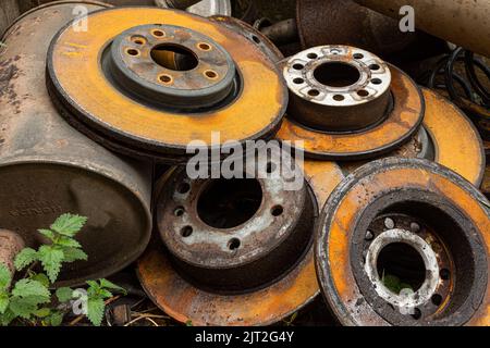 Raccolta di ricambi per freni e scarico rottami presso un deposito pneumatici a Fakenham, Norfolk, Regno Unito Foto Stock