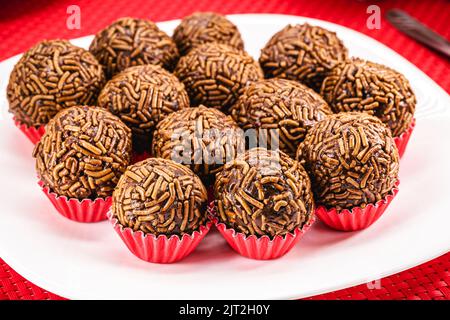 Caramella fatta in casa chiamata brigadeiro', tradizionale caramella brasiliana per feste di compleanno, fatta con latte condensato e cioccolato in polvere Foto Stock