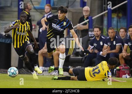 ARNHEM - (lr) Carlens Arcus di Vitesse, Julen Lobete di RKC Waalwijk, Million Manhoef di Vitesse durante la partita olandese di Eredivie tra Vitesse e RKC Waalwijk al Gelredome il 27 agosto 2022 ad Arnhem, Paesi Bassi. ANP ROY LAZET Foto Stock
