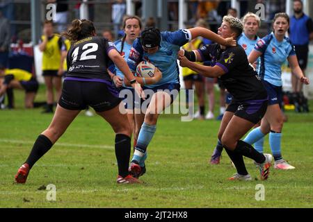 Charlie Mundy di Cardiff Demons e Galles coglie Susannah Neumann (Bronco). 27 agosto 2022. Pandy Park, Crosskeys Wales. Credit::: PENALTA Photographics/Alamy Live Foto Stock