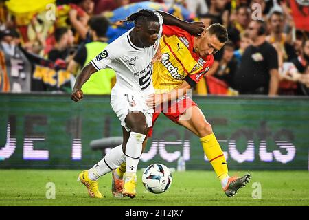 Jeremy DOKU di Rennes e Jonathan GRADIT di Lens durante il campionato francese Ligue 1 partita di calcio tra RC Lens e Stade Rennais (Rennes) il 27 agosto 2022 allo stadio Bollaert-Delelis di Lens, Francia - Foto Matthieu Mirville / DPPI Foto Stock