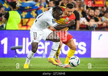 Obiettivo, Francia, Francia. 27th ago, 2022. Jeremy DOKU di Rennes e Jonathan GRADIT di Lens durante la partita Ligue 1 tra RC Lens e Stade Rennais (Rennes) allo stadio Bollaert-Delelis il 27 agosto 2022 a Lens, Francia. (Credit Image: © Matthieu Mirville/ZUMA Press Wire) Foto Stock