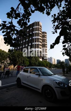 Noida, Utttar Pradesh, India, 28 ago 2022 - Supertech Twin Towers, 35 piano costruito illegalmente alta Res legato con esplosivi pronti per la demolizione Foto Stock