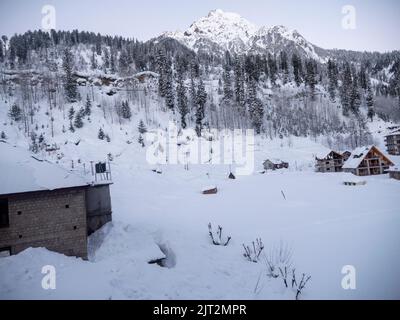 Bella scena di Montagne di neve a Himachal Pradesh Solang Valle Manali, vicino rohtang passo, India. Foto Stock