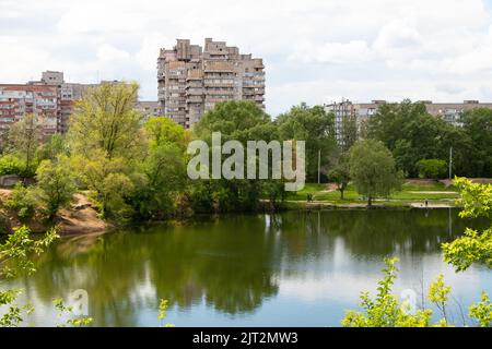 Edificio a più piani sullo sfondo di una cava nella tenuta di case in pietra rossa nelle città di Ucraina Foto Stock