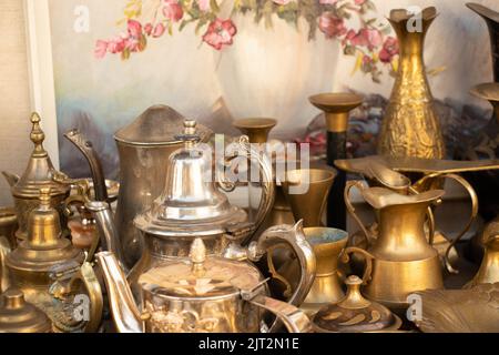 Brocche antiche in rame sulle mensole, una collezione di utensili antichi in rame, oggetti d'antiquariato Foto Stock