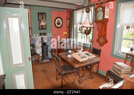 Texel, Paesi Bassi. Giugno 2022. L'interno di un soggiorno olandese del 1900s. Foto di alta qualità Foto Stock