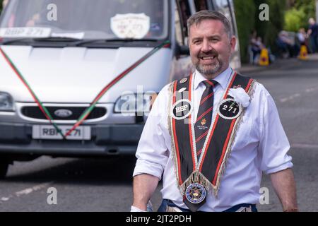 Ballyclare, Regno Unito. 27 ago, 2022. Ulster Unionist Party MLA Robin Swann, Segretario alla Salute dell'Irlanda del Nord che parapala con Kells e Fernisky Royal Black Preceptory. Credit: Steve Nimmons/Alamy Live News Foto Stock