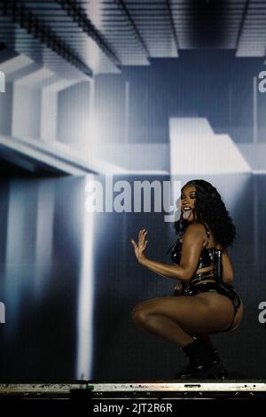 Leeds, Regno Unito. 27th ago, 2022. Megan Thee Stallion si esibisce dal vivo sul palco al Leeds Festival, Regno Unito. Credit: Andy Gallagher/Alamy Live News Foto Stock