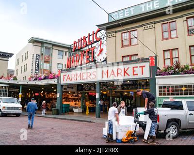 Seattle Stati Uniti - 20 2008 luglio; Pyke Place famoso mercato agricolo e attrazione turistica che fornisce artigianato e specialità alimentari e product.As lavoratori arrivano Foto Stock