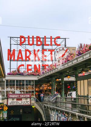 Seattle Stati Uniti - 20 2008 luglio; Pyke Place famoso mercato agricolo e attrazione turistica che fornisce artigianato e specialità alimentari e prodotti. Foto Stock