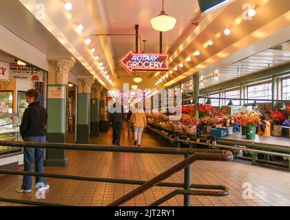 Seattle USA - Luglio 20 2008; all'interno di Pyke Place famoso mercato agricolo e attrazione turistica che fornisce artigianato e fiori speciali, cibo e prodotti. Foto Stock