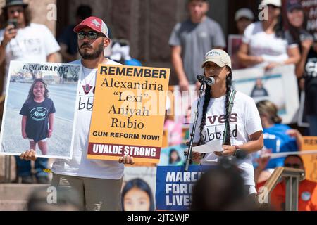 Austin, Texas, Stati Uniti. 27th ago, 2022. Le famiglie del maggio 24 che sparano a Uvalde, Texas, e i sostenitori si radunano al Campidoglio del Texas chiedendo al governatore Greg Abbott di intervenire contro la violenza delle armi che ha sconvolto le scuole del Texas. Hanno partecipato anche altre vittime dei tiri di Santa Fe, TX e Marjorie Stoneman Douglas. (Credit Image: © Bob Daemmrich/ZUMA Press Wire) Foto Stock