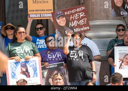 Austin, Texas, Stati Uniti. 27th ago, 2022. Le famiglie del maggio 24 che sparano a Uvalde, Texas, e i sostenitori si radunano al Campidoglio del Texas chiedendo al governatore Greg Abbott di intervenire contro la violenza delle armi che ha sconvolto le scuole del Texas. Hanno partecipato anche altre vittime dei tiri di Santa Fe, TX e Marjorie Stoneman Douglas. (Credit Image: © Bob Daemmrich/ZUMA Press Wire) Foto Stock