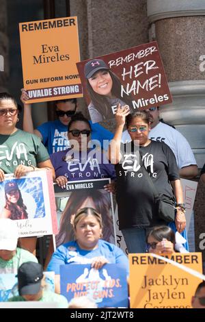 Austin, Texas, Stati Uniti. 27th ago, 2022. Le famiglie del maggio 24 che sparano a Uvalde, Texas, e i sostenitori si radunano al Campidoglio del Texas chiedendo al governatore Greg Abbott di intervenire contro la violenza delle armi che ha sconvolto le scuole del Texas. Hanno partecipato anche altre vittime dei tiri di Santa Fe, TX e Marjorie Stoneman Douglas. (Credit Image: © Bob Daemmrich/ZUMA Press Wire) Foto Stock