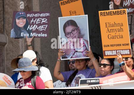 Austin, Texas, Stati Uniti. 27th ago, 2022. Le famiglie del maggio 24 che sparano a Uvalde, Texas, e i sostenitori si radunano al Campidoglio del Texas chiedendo al governatore Greg Abbott di intervenire contro la violenza delle armi che ha sconvolto le scuole del Texas. Hanno partecipato anche altre vittime dei tiri di Santa Fe, TX e Marjorie Stoneman Douglas. (Credit Image: © Bob Daemmrich/ZUMA Press Wire) Foto Stock