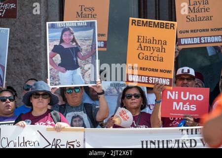 Austin, Texas, Stati Uniti. 27th ago, 2022. Le famiglie del maggio 24 che sparano a Uvalde, Texas, e i sostenitori si radunano al Campidoglio del Texas chiedendo al governatore Greg Abbott di intervenire contro la violenza delle armi che ha sconvolto le scuole del Texas. Hanno partecipato anche altre vittime dei tiri di Santa Fe, TX e Marjorie Stoneman Douglas. (Credit Image: © Bob Daemmrich/ZUMA Press Wire) Foto Stock