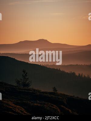 Mattina presto nelle montagne svedesi con strati Foto Stock