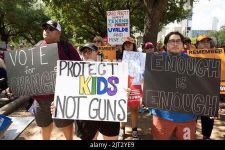 Austin, Texas, Stati Uniti. 27th ago, 2022. Le famiglie del maggio 24 che sparano a Uvalde, Texas, e i sostenitori si radunano al Campidoglio del Texas chiedendo al governatore Greg Abbott di intervenire contro la violenza delle armi che ha sconvolto le scuole del Texas. Hanno partecipato anche altre vittime dei tiri di Santa Fe, TX e Marjorie Stoneman Douglas. (Credit Image: © Bob Daemmrich/ZUMA Press Wire) Foto Stock