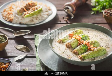 Cucina araba; Deliziosa zucchina libanese ripiena in salsa di yogurt all'aglio. Servito con riso cotto con vermicelli. Foto Stock