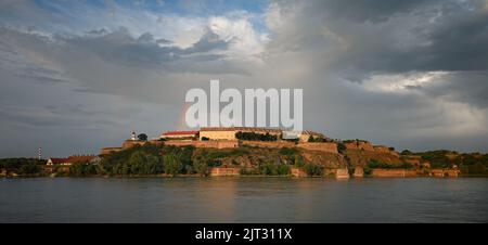 Arcobaleno parziale sulla Fortezza di Petrovaradin, panoramica dal fiume Danubio a Novi Sad, Serbia Foto Stock