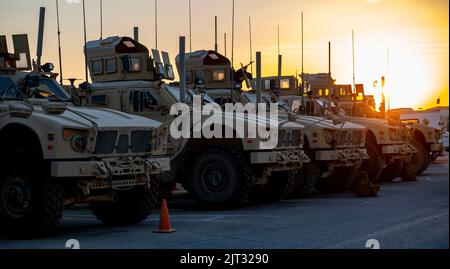 332d Expedition Security Forces Squadron hanno il loro Mine-Resistant Ambush Protected Vehicle (M--ATV) aspettano la notte in un luogo non divulgato nel sud-ovest asiatico 19 agosto 2022. Gli M-ATV sono progettati per prendere il posto di M1114 HMMWV ed è progettato per fornire gli stessi livelli di protezione dei precedenti Mine Resistant Ambush Protected (MRAP) più pesanti e più grandi con una maggiore mobilità. (STATI UNITI Foto Air Force di Tech. SGT. Jeffery Foster) Foto Stock