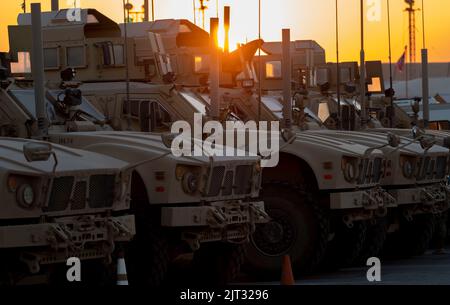 332d Expedition Security Forces Squadron hanno il loro Mine-Resistant Ambush Protected Vehicle (M--ATV) aspettano la notte in un luogo non divulgato nel sud-ovest asiatico 19 agosto 2022. Gli M-ATV sono progettati per prendere il posto di M1114 HMMWV ed è progettato per fornire gli stessi livelli di protezione dei precedenti Mine Resistant Ambush Protected (MRAP) più pesanti e più grandi con una maggiore mobilità. (STATI UNITI Foto Air Force di Tech. SGT. Jeffery Foster) Foto Stock