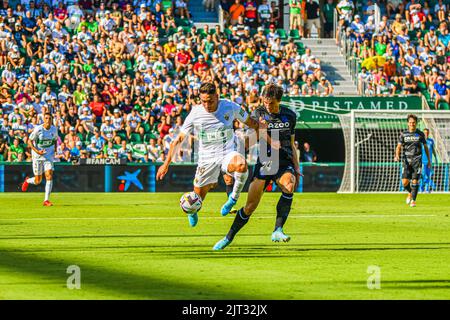 ELCHE, SPAGNA - 27 AGOSTO: Ezequiel Ponce di Elche CF e Robin le Normand di Real Sociedad durante la partita tra Elche CF e Real Sociedad de Futbol di la Liga Santander il 27 agosto 2022 a Martínez Valero in Elche, Spagna. (Foto di Samuel Carreño/ PX Images) Foto Stock