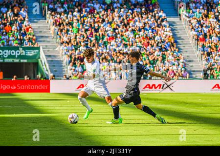 ELCHE, SPAGNA - 27 AGOSTO: Alex Collado di Elche CF e Robin le Normand di Real Sociedad durante la partita tra Elche CF e Real Sociedad de Futbol di la Liga Santander il 27 agosto 2022 a Martínez Valero di Elche, Spagna. (Foto di Samuel Carreño/ PX Images) Foto Stock