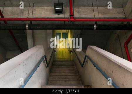 Scala nel garage Foto Stock