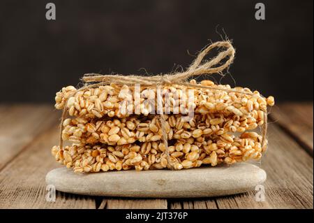 Barrette di granola di orzo in pila su macro di primo piano di roccia orizzontale Foto Stock