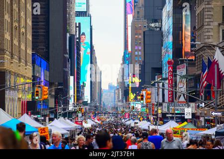 Il mercato delle pulci ha preso il controllo di Times Square, New York City. Foto Stock