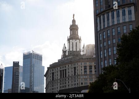 New York, New York, Stati Uniti. 23rd ago, 2022. 23 agosto 2022: Il Beaux Arts David Dinkins Municipal Building a 1 Centre Street che ospita molte agenzie locali della città, tra cui il Dipartimento dei servizi amministrativi di NYC, DCAS, che amministra gli esami del servizio civile della città, di fronte al Municipio e 1 Police Plaza. (Credit Image: © Taidgh Barron/ZUMA Press Wire) Foto Stock