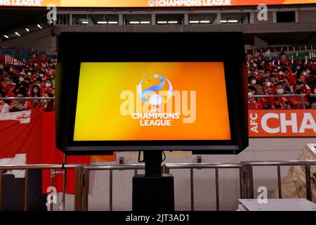 Saitama, Giappone. 25th ago, 2022. General view, Pitch-Side monitor VAR (Video Assistant Referee) Calcio/Calcio : AFC Champions League 2022 Semifinale tra Jeonbuk Hyundai Motors FC - Urawa Red Diamonds al Saitama Stadium 2002 a Saitama, Giappone . Credit: AFLO/Alamy Live News Foto Stock