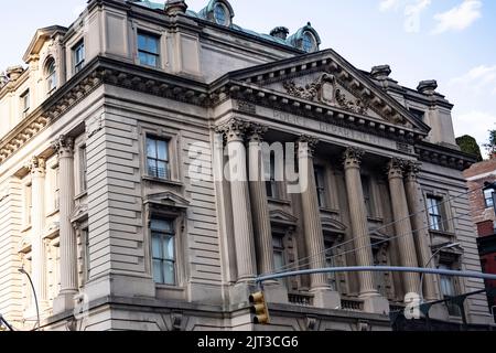 23 agosto 2022, New York, New York, USA: 23 agosto 2022: L'ex quartier generale della polizia di NYPD a 240 Centre Street, ora convertito in condomini di lusso pagando le tasse basse della proprietà grossolanamente sottovalutato rispetto al tasso di mercato dell'edificio, dopo che la NYPD si è impaccata e si è spostata a 1 Police Plaza nel Civic Center. Il presidente degli Stati Uniti Theodore Roosevelt una volta ha servito come il commissario di polizia di NYPD da questo edificio. (Credit Image: © Taidgh Barron/ZUMA Press Wire) Foto Stock