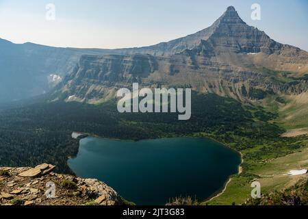 Il lago Old Man si trova sotto il Flinsch Peak nel Glacier National Park Foto Stock