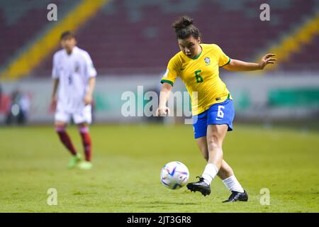 San Jose, Costa Rica. 25th ago, 2022. San Jose, Costa Rica, 25th 2022 agosto: Ana Clara (6 Brasile) spara la palla durante la partita di calcio della Coppa del mondo di donne FIFA U20 Costa Rica 2022 tra il Brasile e il Giappone all'Estadio Nacional di San Jose, Costa Rica. (Daniela Porcelli/SPP) Credit: SPP Sport Press Photo. /Alamy Live News Foto Stock