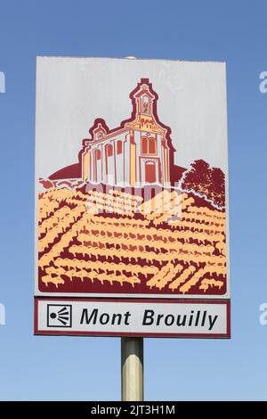 Cartello con Mont Brouilly a Beaujolais, Francia Foto Stock