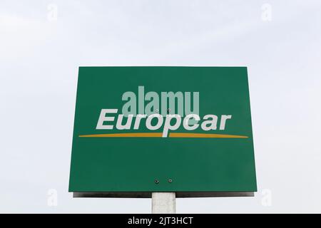 Tirstrup, Danimarca - 15 ottobre 2015: Logo Europcar su un pannello. Europcar è una società francese di noleggio auto fondata nel 1949 a Parigi Foto Stock