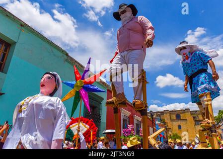 La Parata delle Nozze messicane chiamata 'Calenda de Bodas' nel centro storico della città di Oaxaca, Messico Foto Stock