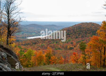 Paesaggio autunnale con alberi a Bromont, Quebec, Canada Foto Stock