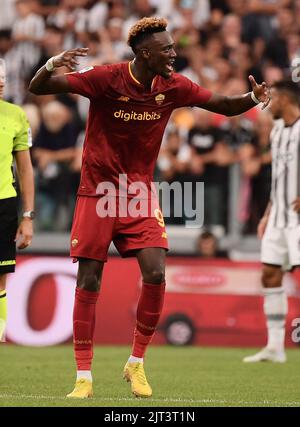 Torino, Italia. 27th ago, 2022. Il Tammy Abraham di Roma celebra il suo gol durante una partita di calcio di Serie A tra FC Juventus e Roma a Torino il 27 agosto 2022. Credit: Fabrizio Consolato/Alamy Live News Foto Stock