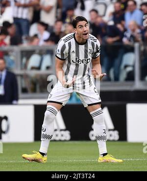 Torino, Italia. 27th ago, 2022. Il Dusan Vlahovic del FC Juventus celebra il suo gol durante una partita di calcio tra FC Juventus e Roma a Torino, il 27 agosto 2022. Credit: Fabrizio Consolato/Alamy Live News Foto Stock