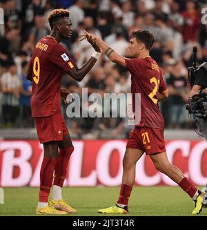 Torino, Italia. 27th ago, 2022. Il Tammy Abraham (L) e Paulo Dybala di Roma reagiscono alla fine di una serie Di Incontri di calcio tra FC Juventus e Roma a Torino, in Italia, il 27 agosto 2022. Credit: Fabrizio Consolato/Alamy Live News Foto Stock