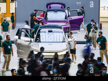 (220828) -- CHENGDU, 28 agosto 2022 (Xinhua) -- i visitatori visualizzano le auto da li Auto al Chengdu Motor Show 2022 a Chengdu, capitale della provincia sudoccidentale del Sichuan, 26 agosto 2022. Il Motor Show, con la partecipazione di circa 1.600 vetture di oltre 100 marchi provenienti da casa e all'estero, ha preso il via qui venerdì. (Xinhua/Shen Bohan) Foto Stock